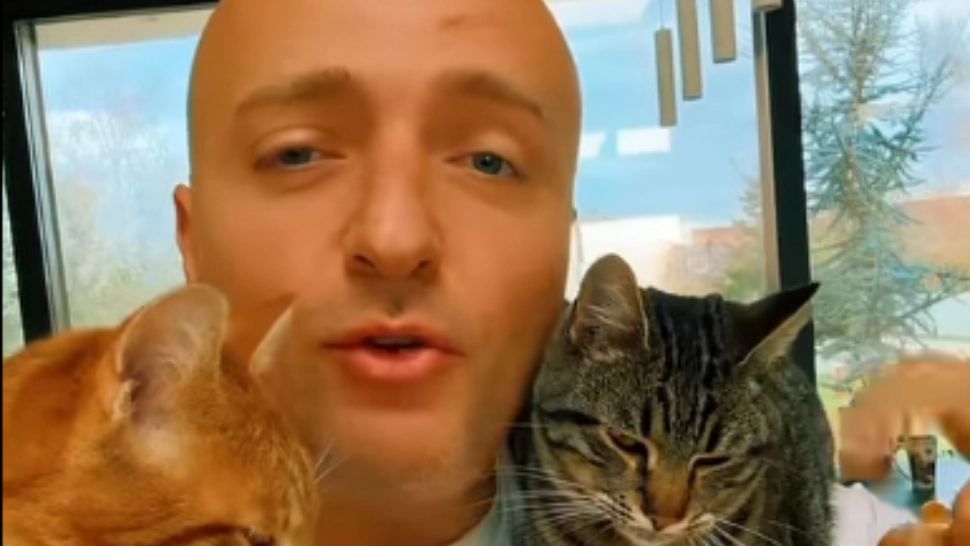 Costi a răbufnit după mesajul unui fan: Frățioare, nu tragi nicio linie. Dansezi să scoți coca din tine! - VIDEO