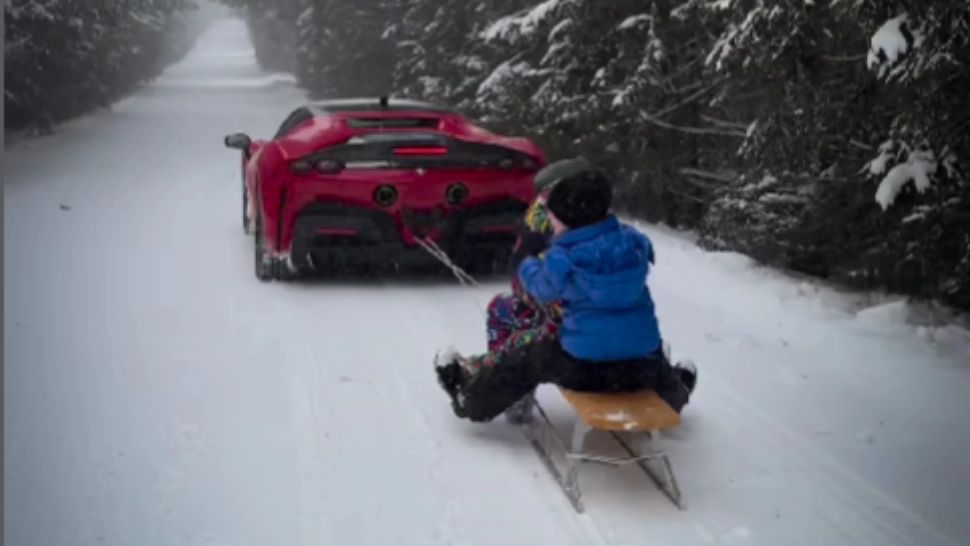 Aroganță și iresponsabilitate: sanie cu copii, trasă de Ferrari - VIDEO