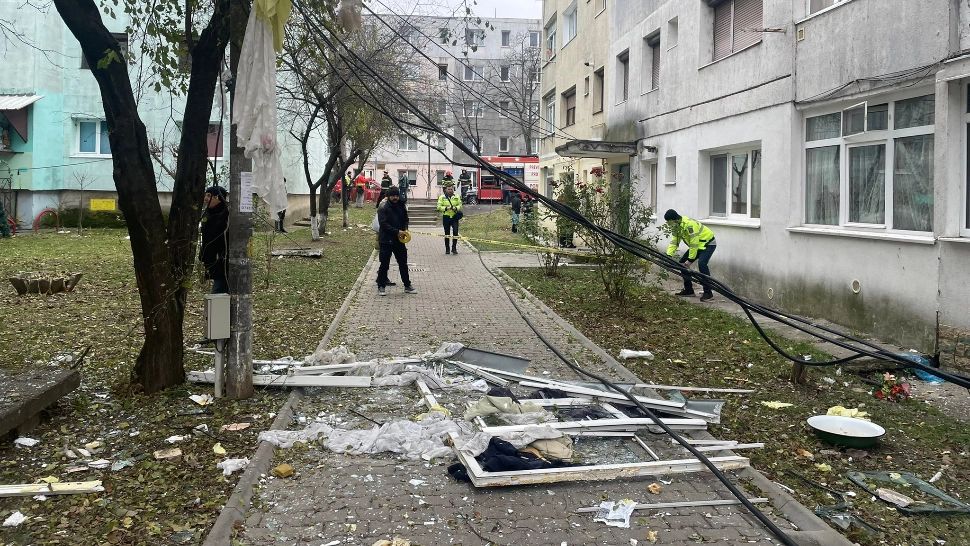 Explozie într-un apartament din municipiul Bacău! 3 persoane au fost rănite, iar alte 30 s-au autoevacuat - FOTO/VIDEO