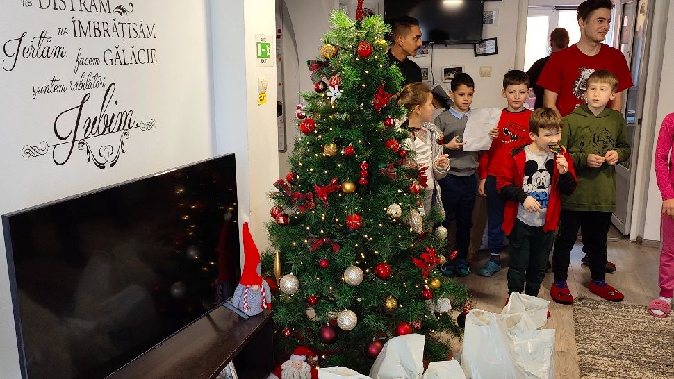 Realitatea și clubul moto Doomstriker au împărțit cadouri la casele familiale din Întorsura Buzăului - VIDEO