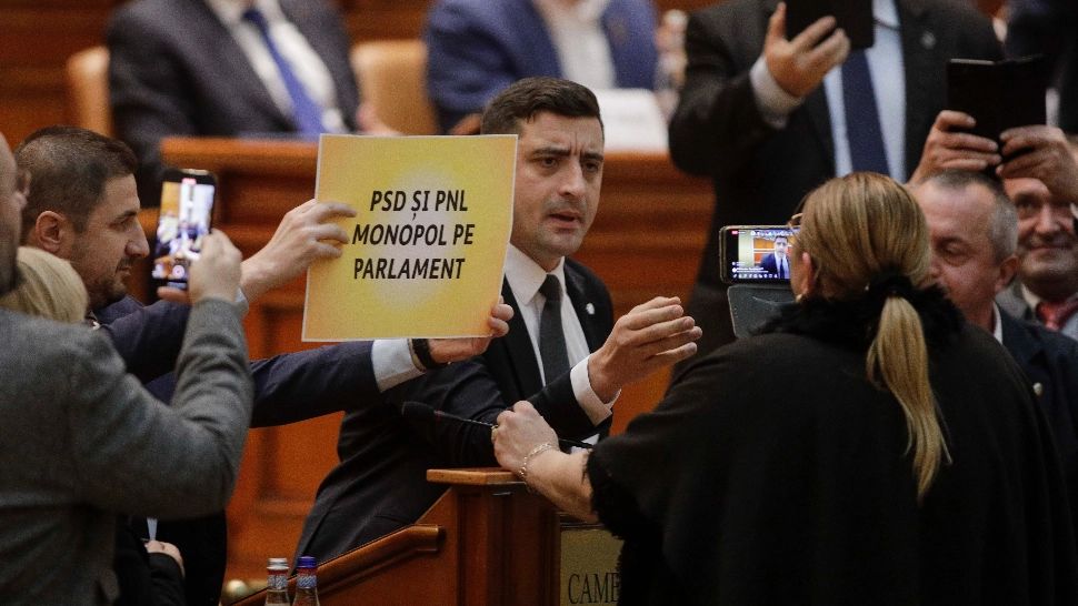 Schimb de replici acide, în Parlament, între Diana Șoșoacă și George Simion, la dezbaterile pe buget - Gestul agresiv la care a recurs liderul AUR - VIDEO