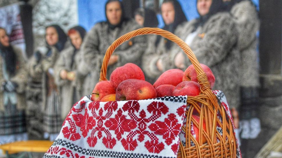 Cu ce e bine să-i răsplătești pe colindători în locul banilor - 3 idei salvatoare înainte de Crăciun și Anul Nou