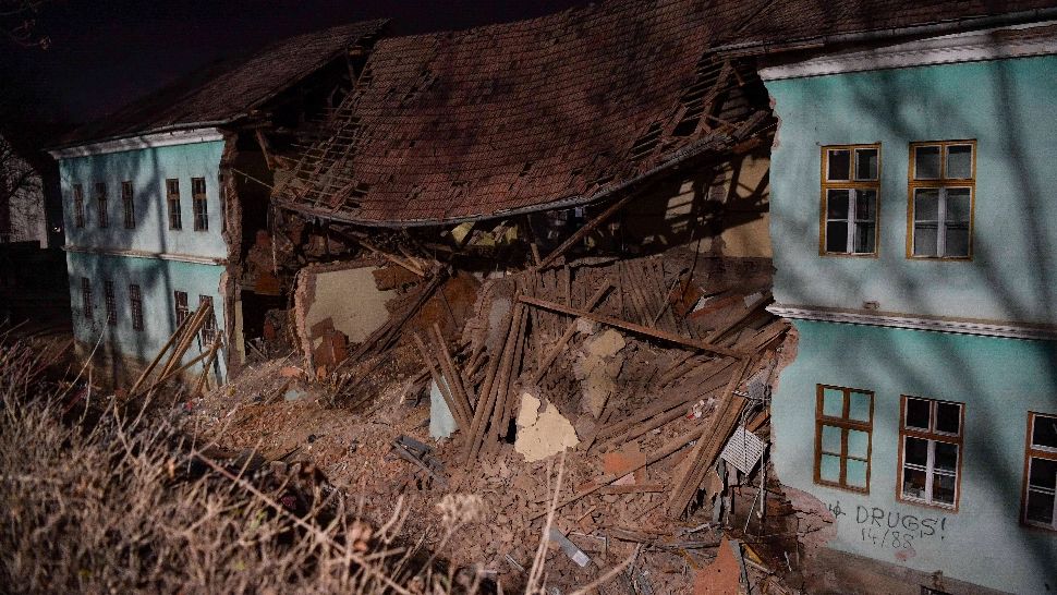 Primele imagini cu momentul prăbuşirii internatului de la Odorheiu Secuiesc: un mort și 3 răniți 