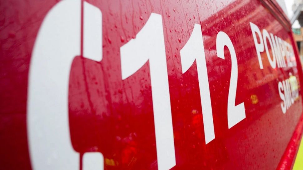 Impact violent în Harghita aproape de Praid: 2 victime după ce o dubă s-a izbit de un copac - Trafic dificil