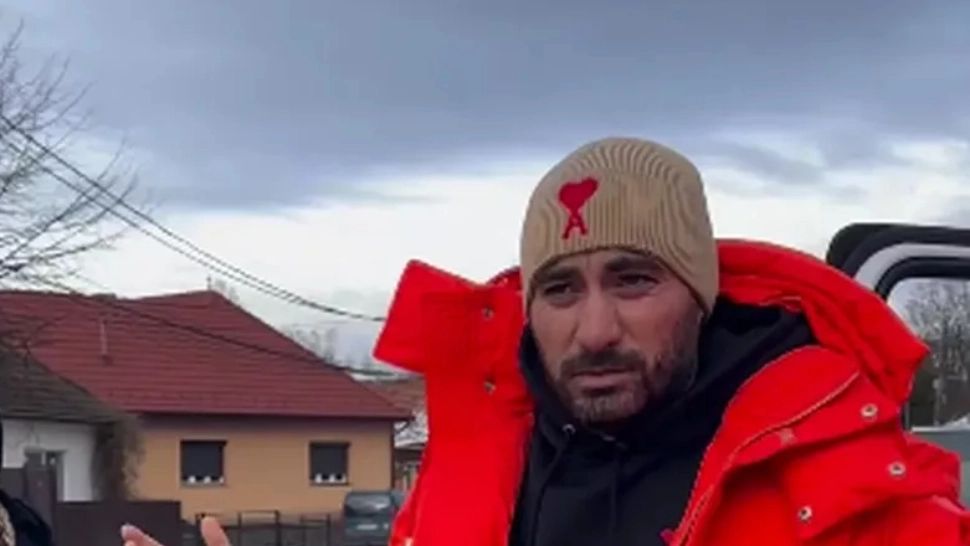 Pescobar s-a dat din nou în spectacol. Câți bani le-a oferit colindătorilor? - VIDEO