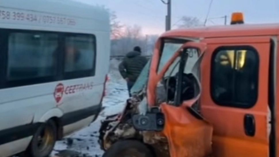 Accident grav, în jud. Suceava, la Liteni: 6 victime după ce un microbuz plin cu pasageri a fost spulberat de un camion - VIDEO