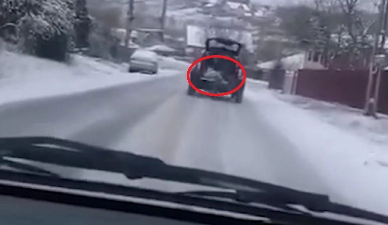Pompier, surprins în timp ce aruncă sare pe drum din portbagajul unei mașini! - Imagini halucinante la Iași