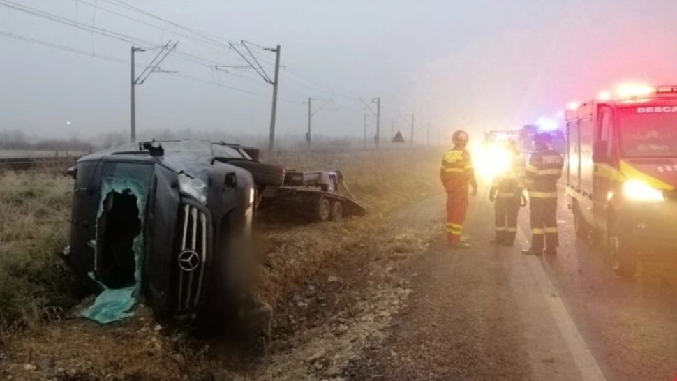 Microbuz cu 9 pasageri, implicat într-un accident în județul Cluj. O persoană a ajuns la spital cu multiple traumatisme