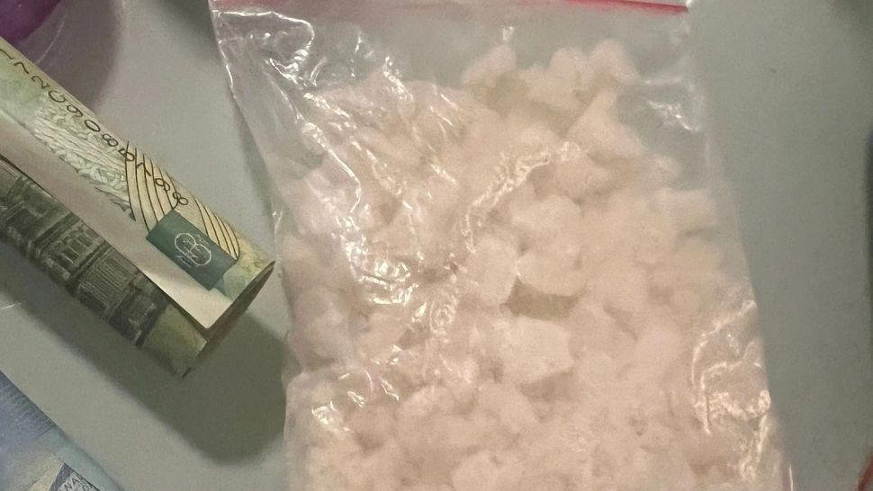 Petreceri cu droguri, arme și orgii cu minori, organizate de un arestat la domiciliu - DIICOT, dezvăluiri șocante după 31 de percheziții