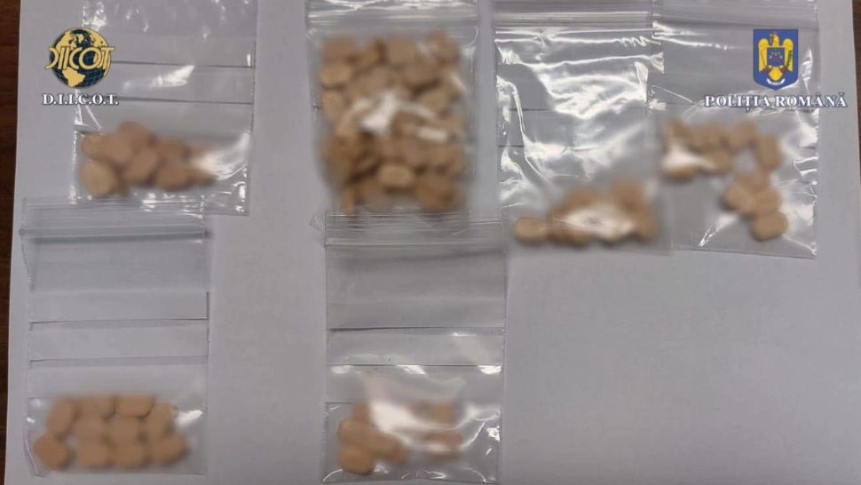 3 dealeri de droguri de mare risc din Brașov, arestați preventiv. Vindeau pastile de ecstasy cu 25 de lei bucata - Unul dintre ei, prins în flagrant