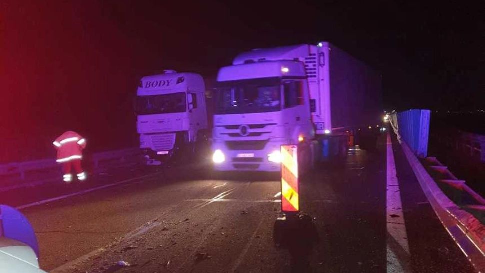 Accident teribil între două TIR-uri pe Autostrada Soarelui - Un bărbat a fost grav rănit
