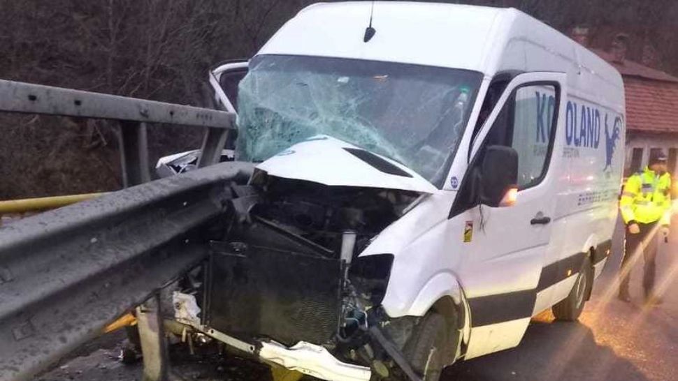 Un șofer BEAT, care conducea un microbuz de marfă, a intrat într-un cap de pod, pe DN 7, între Sibiu și Vâlcea