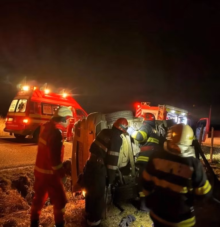 Plan roșu de accident rutier. Un autocar și un camion s-au ciocnit în apropiere de Scornicești