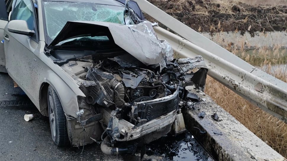 Impact violent între un microbuz cu șapte persoane și un autoturism, în județul Constanța 