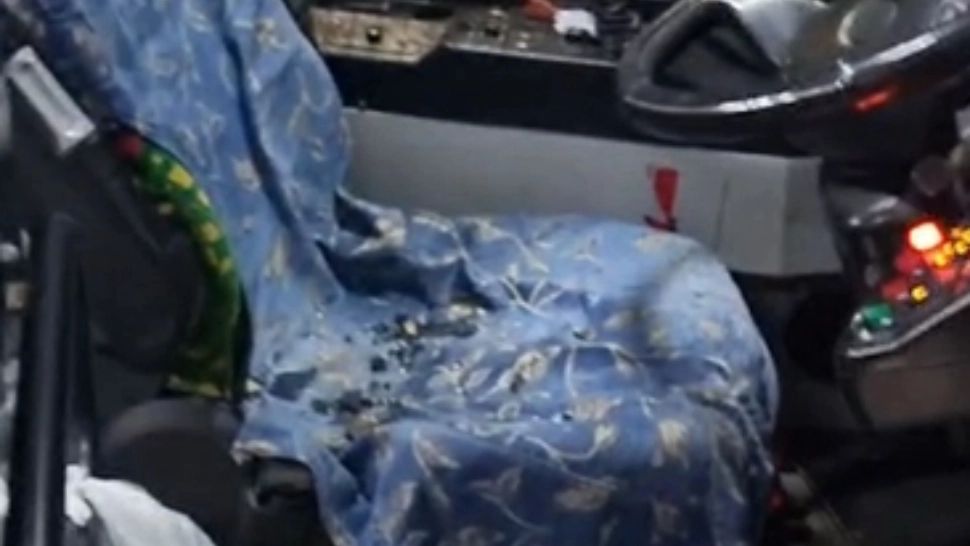 Scene șocante, în Iași: un tânăr a distrus un autobuz și a atacat o femeie după ce i s-a cerut să valideze biletul