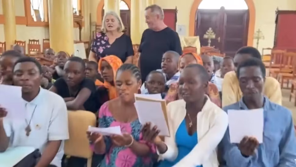 Colindul românesc a ajuns în inima Africii. Localnici din Burundi, surprinși cântând "Deschide ușa, creștine"