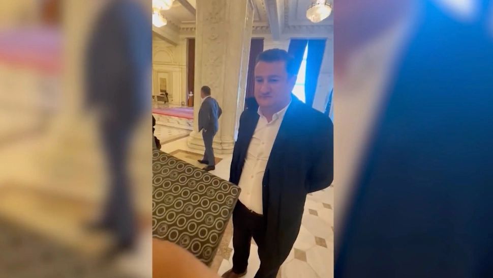 Angajatul unei instituții de stat, prins de George Simion cu cadouri în Parlament - VIDEO