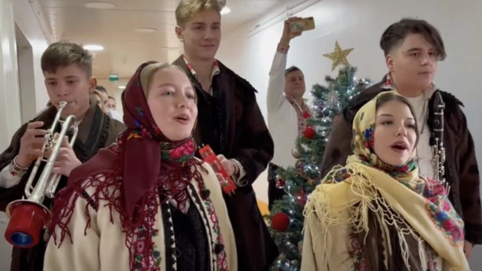 Alexia, fata cu brațele puse la loc de chirurgi, și-a colindat binefăcătorii, după un an - VIDEO