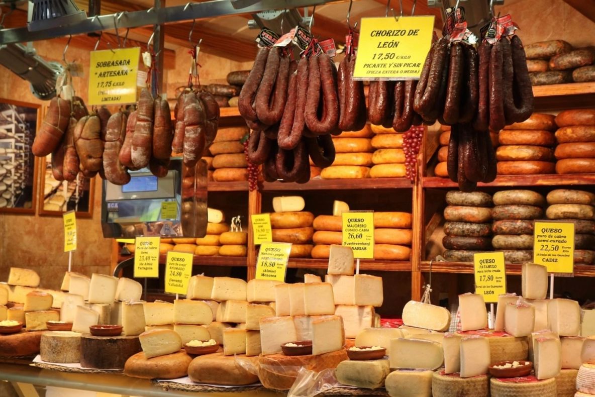 Un român riscă 4 ani de închisoare după ce a furat brânză și cârnați dintr-un magazin din Olanda