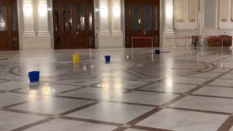 Plouă pe holurile Casei Poporului deși s-au făcut investiții de milioane - Imaginile zilei din Palatul Parlamentului!