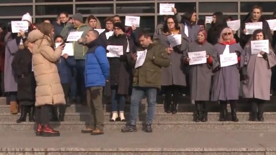 PROTESTE în justiție! Instanțele sunt BLOCATE de greva grefierilor