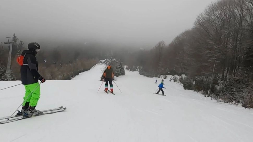 Veselia și buna dispoziție și-au dat mâna pe pârtiile din Maramureș. Cum petrec românii pe pârtia din Cavnic - VIDEO 
