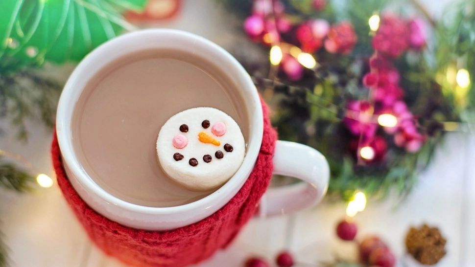 Motivul pentru care trebuie să eviți ciocolata caldă la plic. Din ce este făcută, de fapt, băutura preferată a iernii 