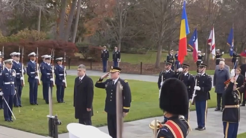 Premierul Marcel Ciolacu a depus o coroană de flori la Cimitirul Eroilor Arlington din Washington - VIDEO