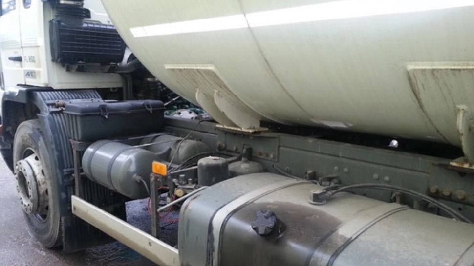 Pericol de explozie pe DN1, după ce o cisternă cu motorină s-a răsturnat