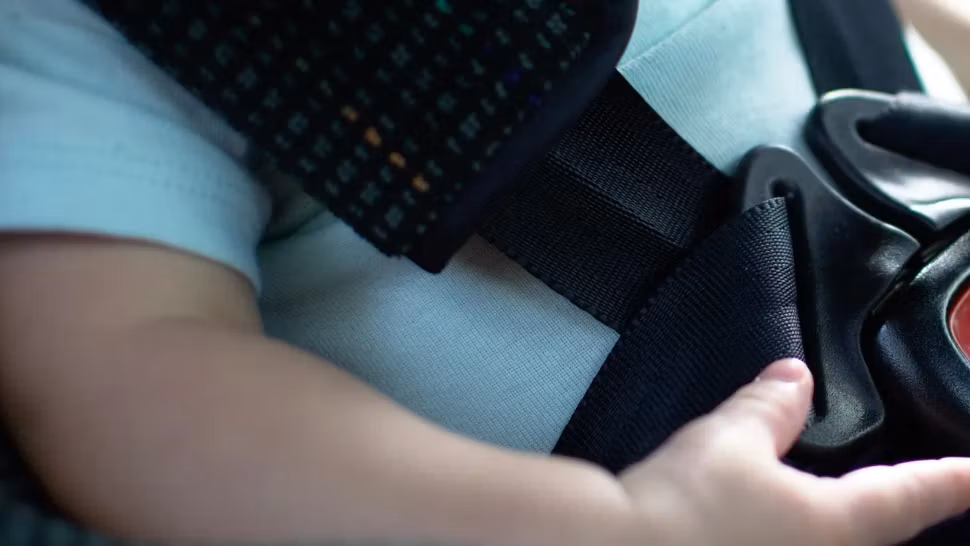 Panică în Roman: Un copil de 2 ani, blocat într-o mașină parcată - Cum au intervenit pompierii de la ISU Neamț