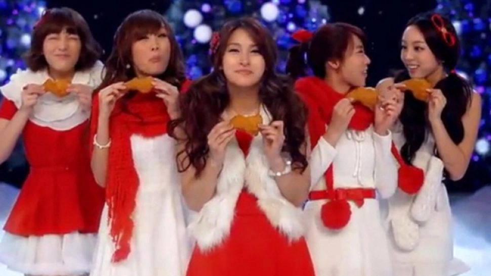 12 obiceiuri bizare de Crăciun. Ce fac japonezii e aiuritor, dar finlandezii sunt și mai și...