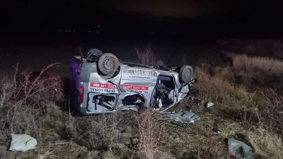 Un pasager a MURIT, alți 6 au ajuns la spital, după ce un microbuz s-a răsturnat în jud. Dâmbovița. S-a activat plan ROȘU - VIDEO