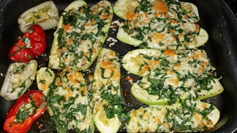 Rețeta specială pentru dovleceii cu trei feluri de brânză la cuptor - 3 trucuri de care să ții cont ca să obții un preparat fabulos