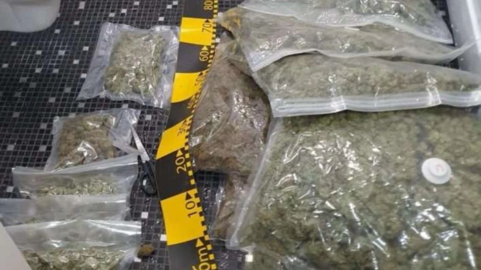 Dealer de droguri, jefuit de alți doi traficanți, în Capitală - Amenințări cu maceta