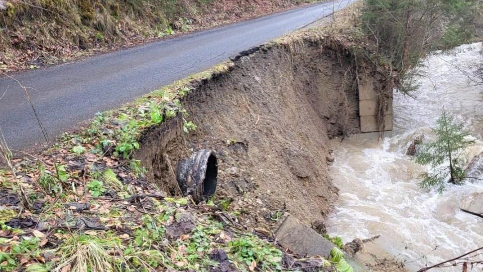 Surpare de proporții pe drumul forestier către „Valul Miresei”: 100 de turiști evacuați - IPJ Cluj, anunț pentru șoferi