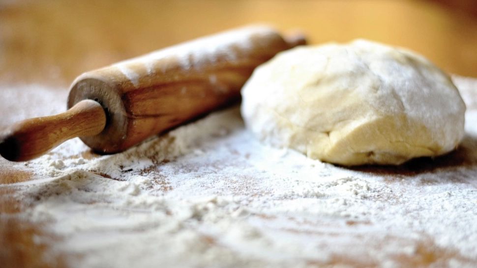Aluat fraged de casă pentru pizza, plăcinte și brioșe. Este pe bază de iaurt și NU are ou
