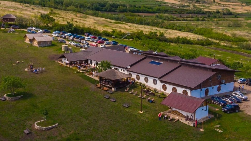 La Ferma Dacilor se organizau tabere de masculinitate! Cum erau atrași mii de oameni la pensiunea fără autorizații