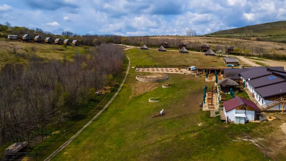 Nereguli uriașe la Ferma Dacilor. Prefect de Prahova: Nu avea autorizație de construcție. Avocatul Cuculis: E dovada că șefii ISU erau mână în mână cu cei de acolo 