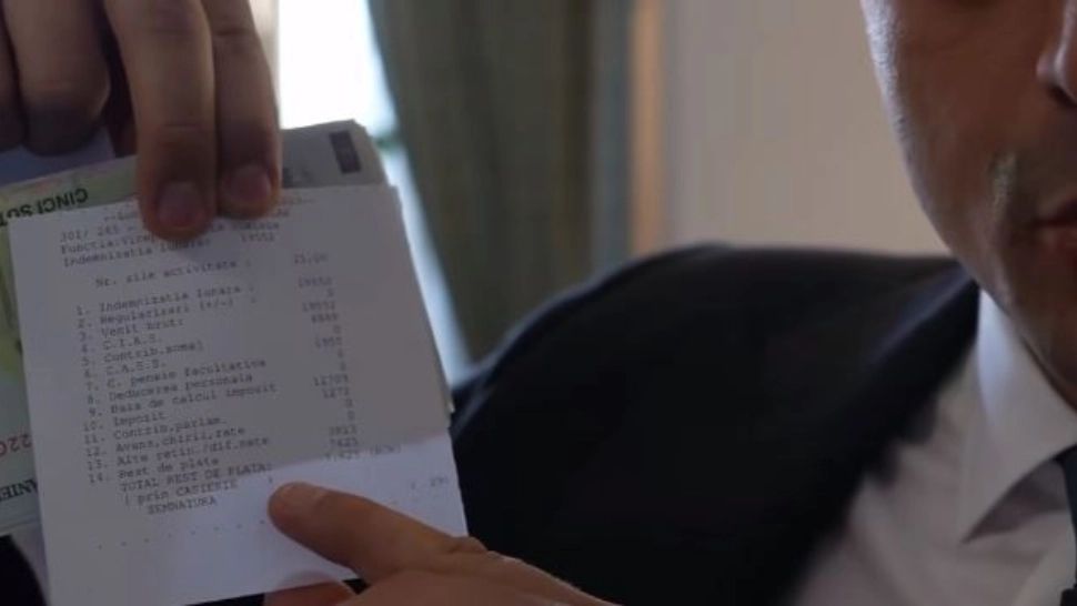 George Simion s-a filmat când își încasa banii cash de la Parlament: Genți de bani! Voi cât aveți diurnă?