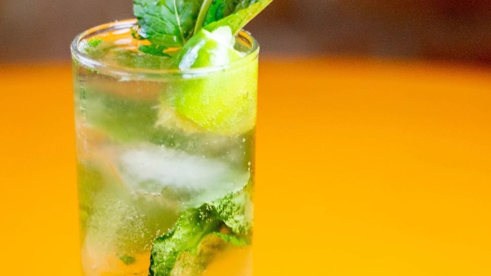 Ceaiul de mentă, sănătate și răsfăț pentru părul tău. Cum să îl folosești