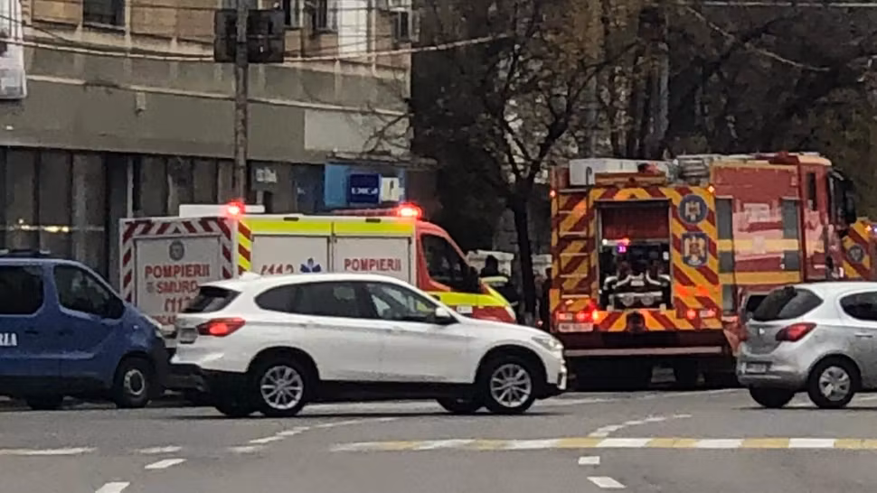 ALERTĂ la Ploiești după un incendiu cu degajare mare de fum - Zeci de persoane evacuate din sediul unei bănci - Intervenția pompierilor