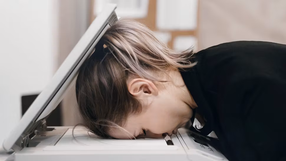 Aproape jumătate din angajați sunt nemulţumiţi şi foarte nemulţumiţi de actualul loc de muncă. Ce îi supără pe români la serviciu, conform celui mai recent sondaj