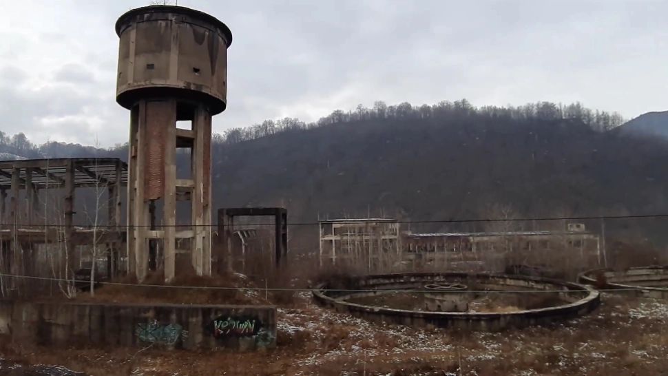 Una dintre fetele care s-au sinucis la Lupeni ar fi chemat poliția acasă cu o zi înaintea tragediei. Tânăra se plângea că e bătută de părinți