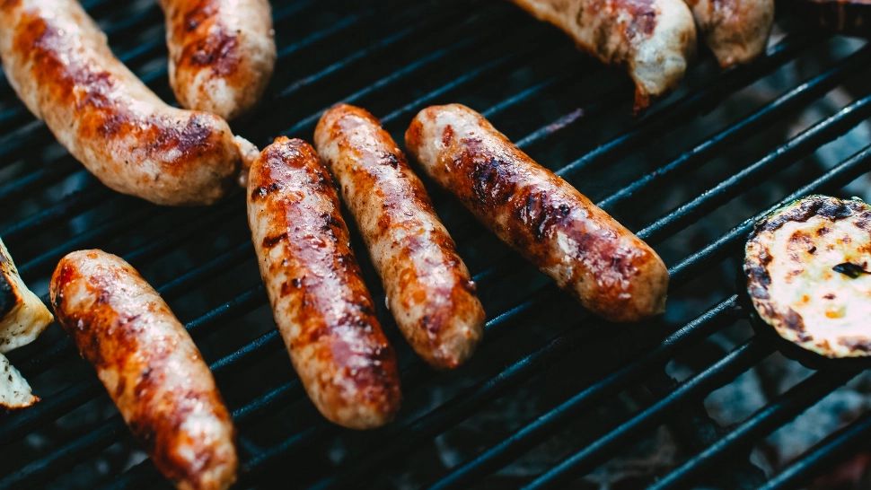 Carnații picanți de porc, nelipsiți de pe masa de Crăciun - Rețeta secretă a lui Radu Anton Roman