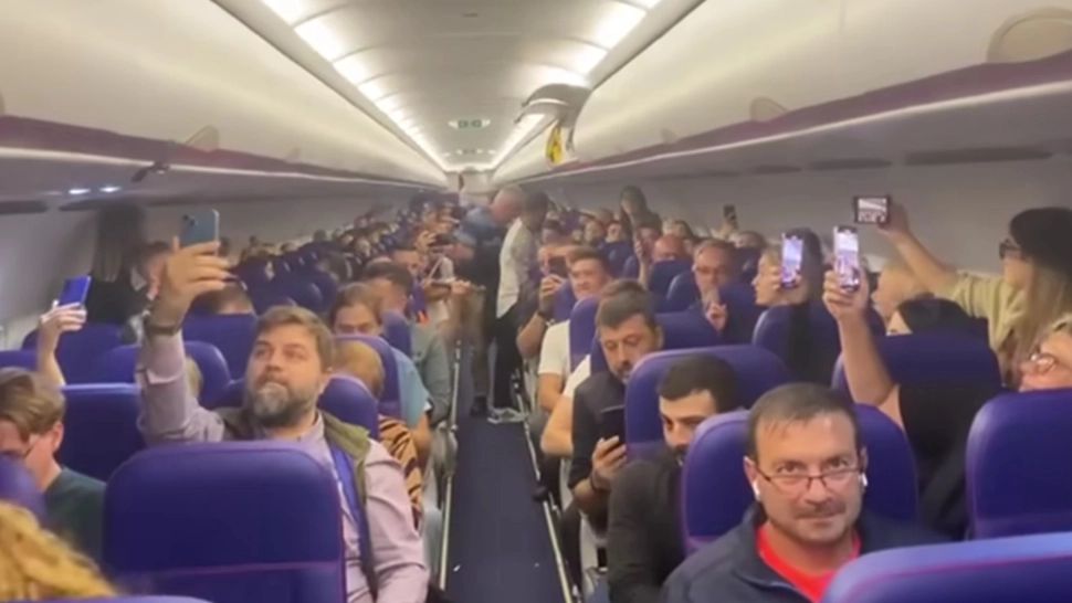 Patriotism la înălțime. Toți pasagerii unui avion au cântat: "Noi suntem români!", acompaniați de viori, trompete și acordeon - VIDEO