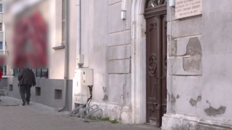 Între credință și noroc. O sală de păcănele  s-a „lipit”, la propriu, de o biserică, iar autoritățile ridică din umeri