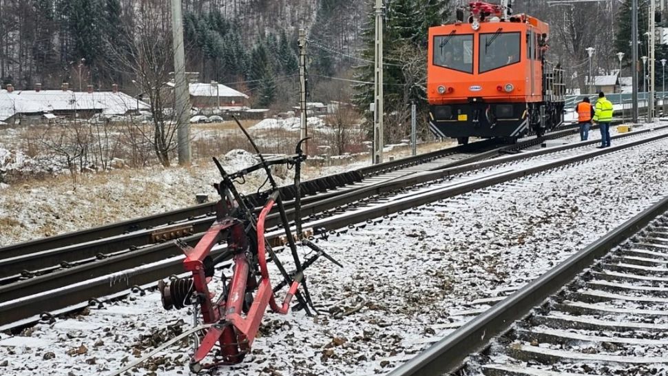 Traficul feroviar pe Valea Prahovei, afectat: două trenuri au întârzieri uriașe. 3 tinere au fost rănite din cauza unui incident la ieșirea din Azuga - FOTO