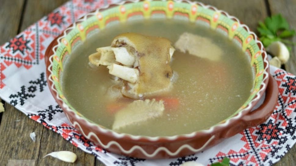 Piftie de porc tradițională: trucul recomandat de Radu Anton Roman pentru a păstra gelatina transparentă