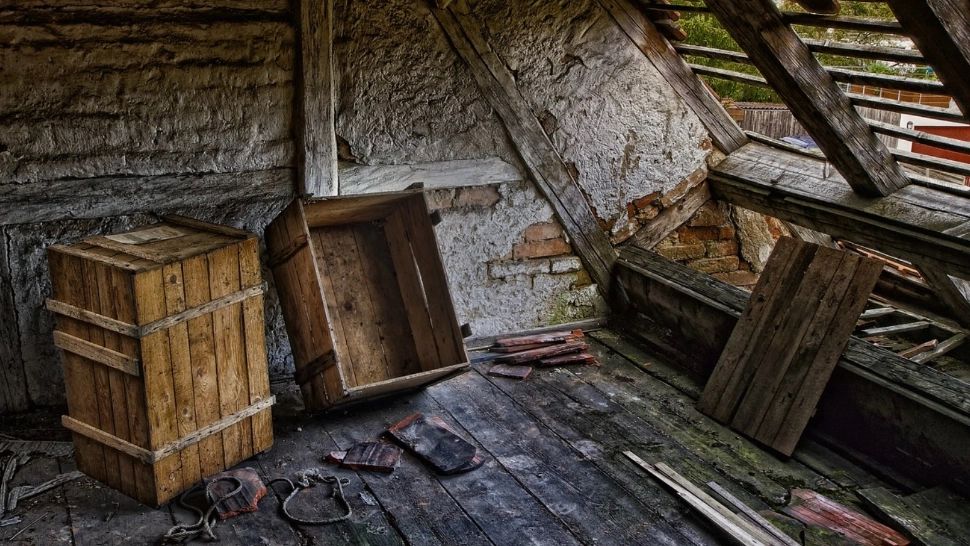 Geantă cu droguri, găsită de copii într-o șură din Suceava. Cine era capul rețelei de traficanți 