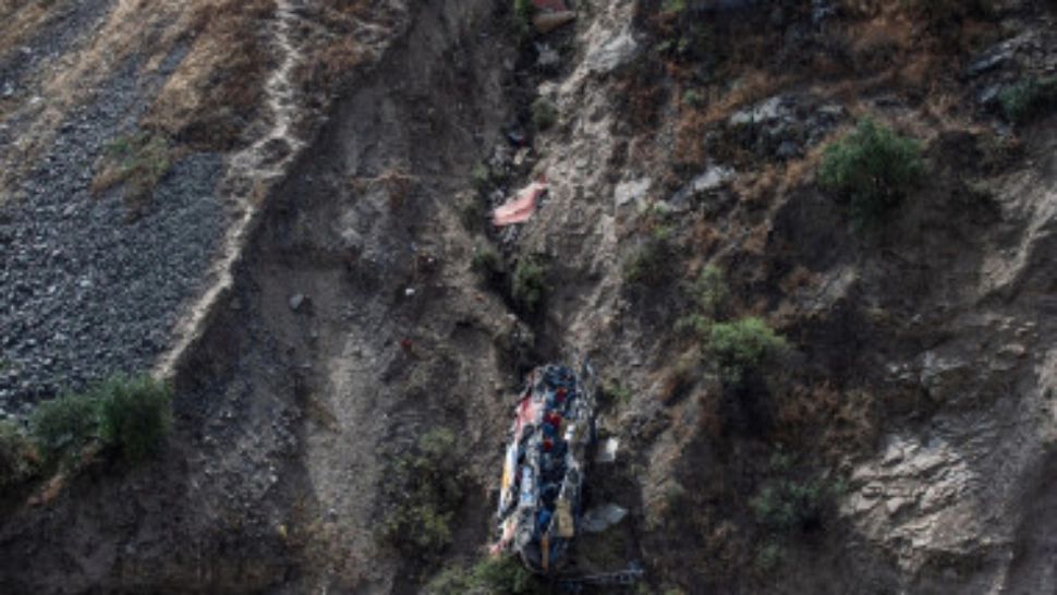 Autocar prăbușit în prăpastie - 17 persoane au murit pe loc